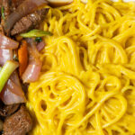 Lomo saltado con tallarines a la huancaína